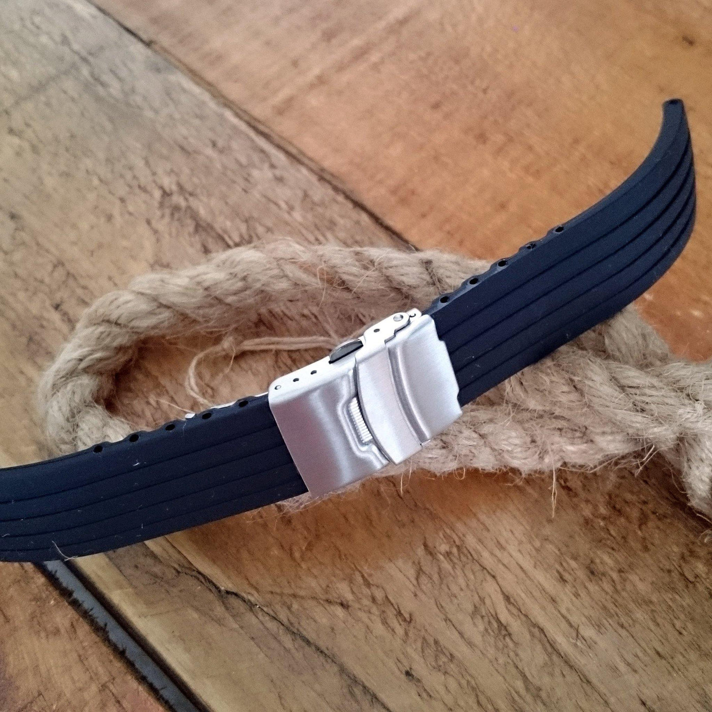 BLACK TYRE - The Sydney Strap Co.
